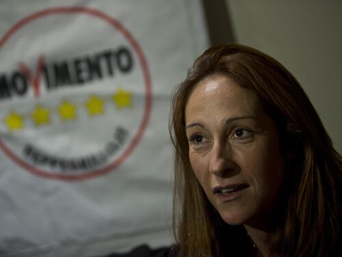 Le scuse (poco convinte) della Taverna a Berlusconi: "Era soltanto una battuta"