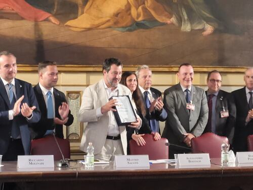 A Salvini il premio Italia-Israele, alle polemiche in Aula risponde: "Miseria umana"