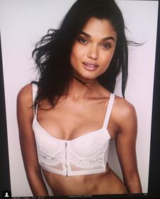 Daniela Braga, su Instagram con il lato B in mostra 12