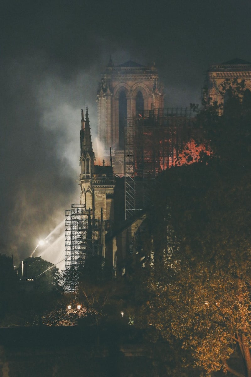Notre Dame in fiamme: le foto del salvataggio 5