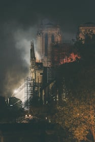 Notre Dame in fiamme: le foto del salvataggio 5