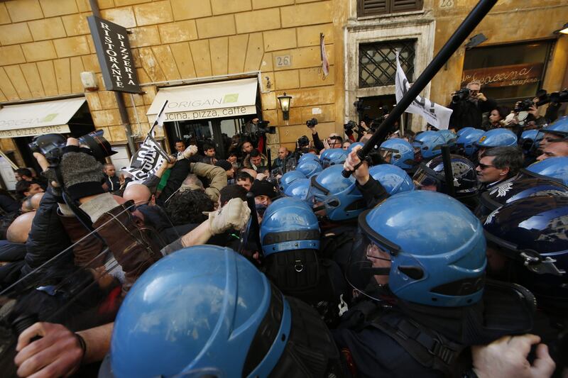 Scontri davanti la sede del Pd in Via del Nazareno 12