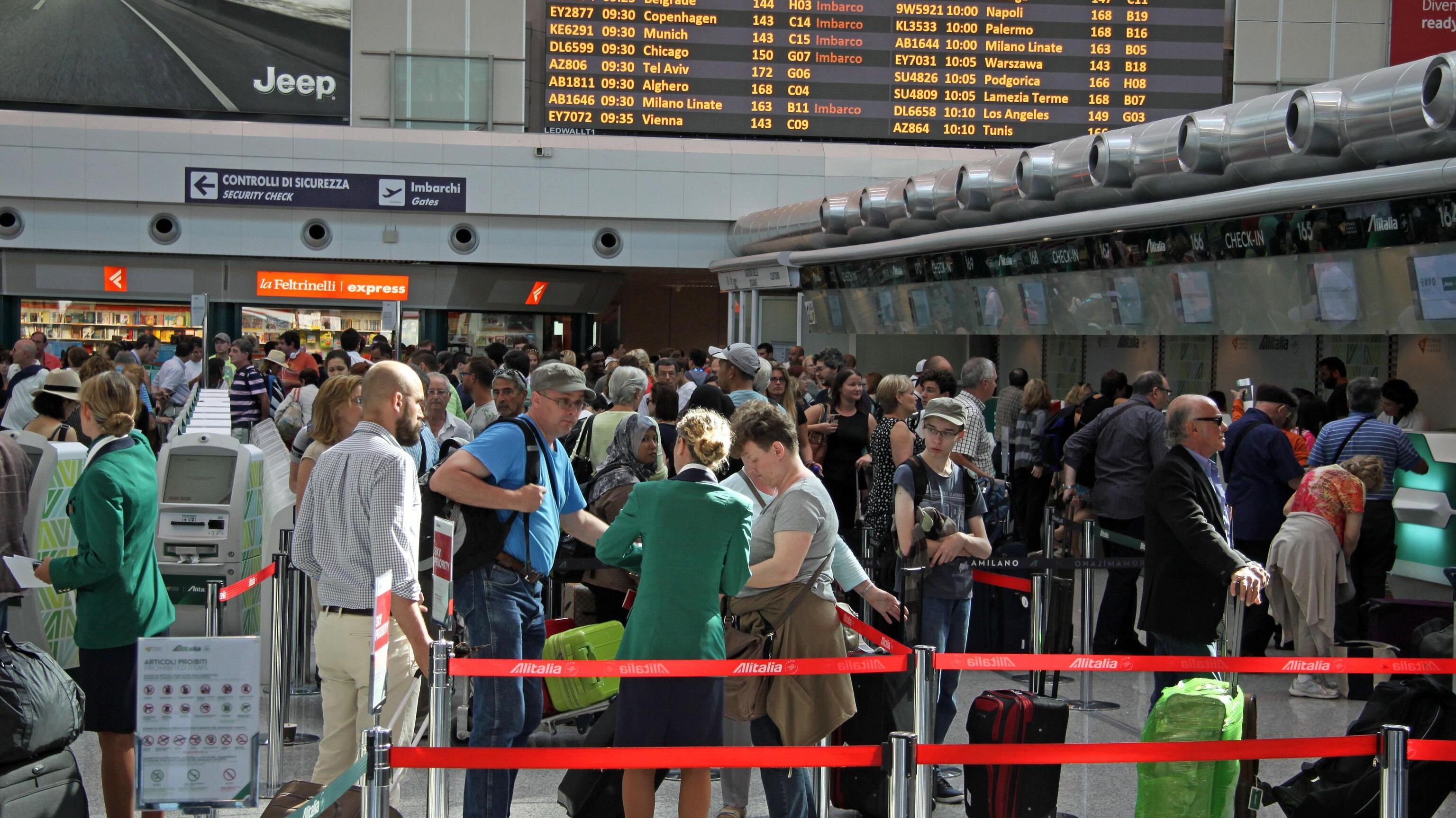 Un mese dopo l'incendio Fiumicino riduce l'operatività
