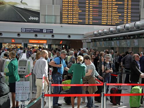 Un mese dopo l'incendio Fiumicino riduce l'operatività