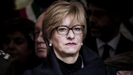 Pinotti all'Ikea: fermata da un vigilante, interviene la scorta: "Siamo di fretta"