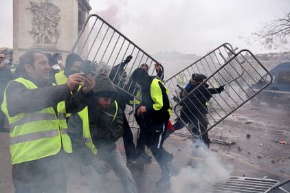 I gilet gialli assediano Parigi: ancora scontri con la polizia 6