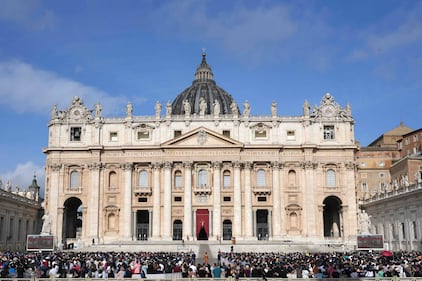 La folla a Piazza San Pietro per rendere omaggio alla salma di Papa Francesco 8