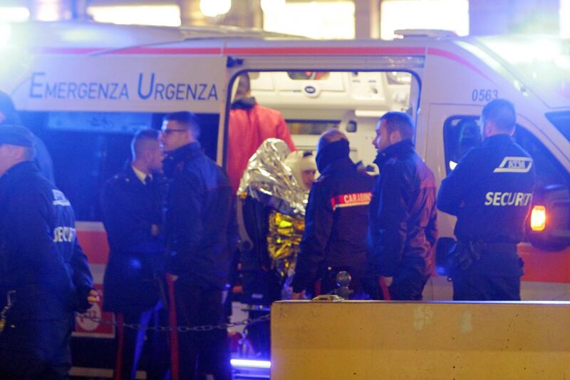 Lancio di tavolini e colpi di bottiglie: maxi rissa vicino al Duomo 1