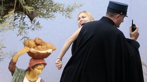 Vaticano, Femen ruba il Gesù del presepe 5