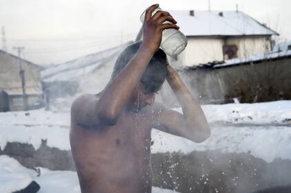 Immigrati bloccati a Belgrado costretti a lavarsi tra la neve 19