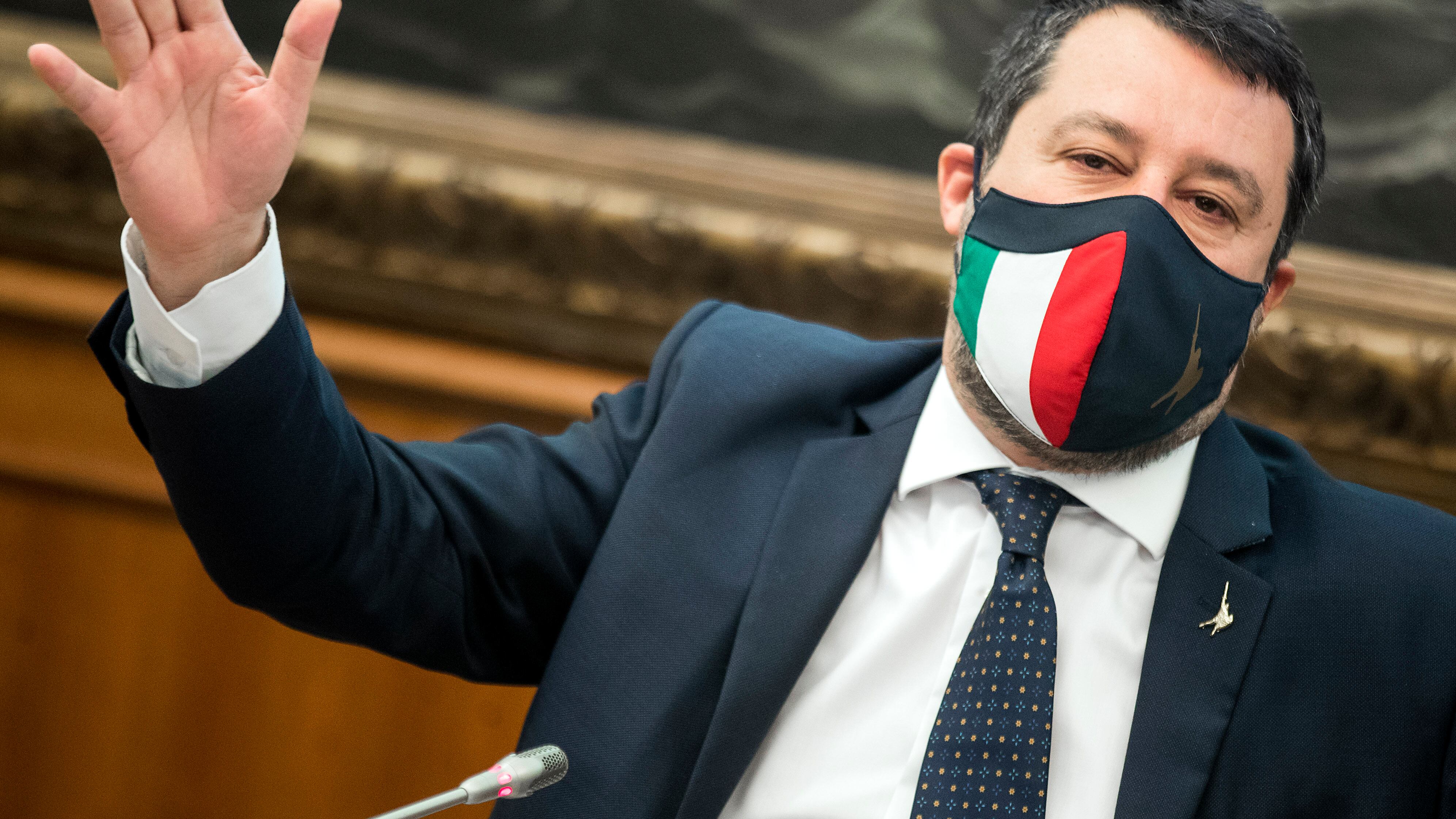 Salvini traccia la rotta sulle riaperture. Poi la bordata su Grillo