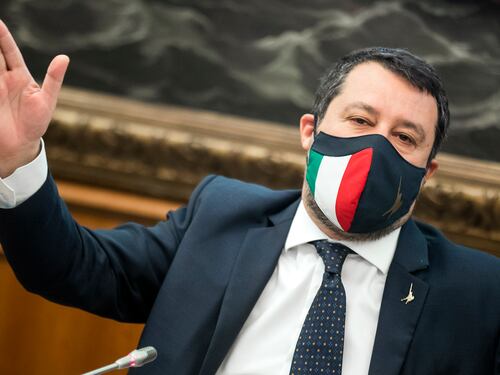 I giallorossi contro la Lega che incassa l'applauso di Fdi