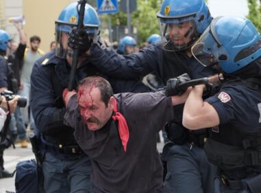 Massa, scontri e feriti al comizio di Salvini 16