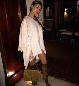 Cristina Buccino, scollatura hot a cena 8
