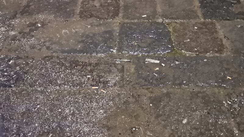 Napoli, sangue tra rifiuti e siringhe a Porta Capuana 6