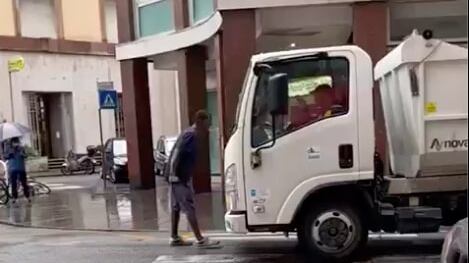 Da un immigrato urla e pugni: aggrediti poliziotti e passanti