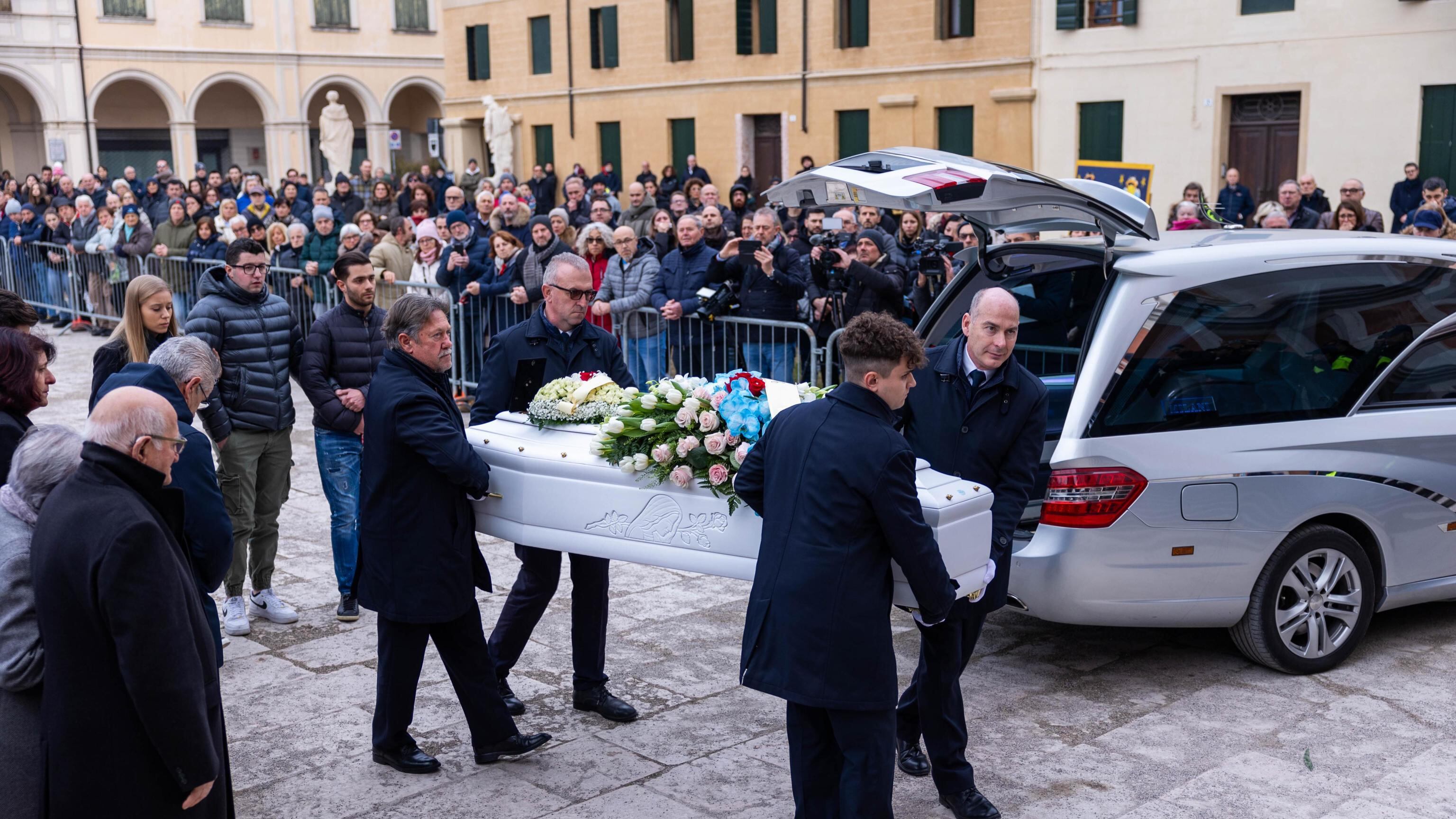 L’ultimo saluto a Vanessa Ballan in Duomo. Il vescovo: “Non c’è senso nella sua uccisione”