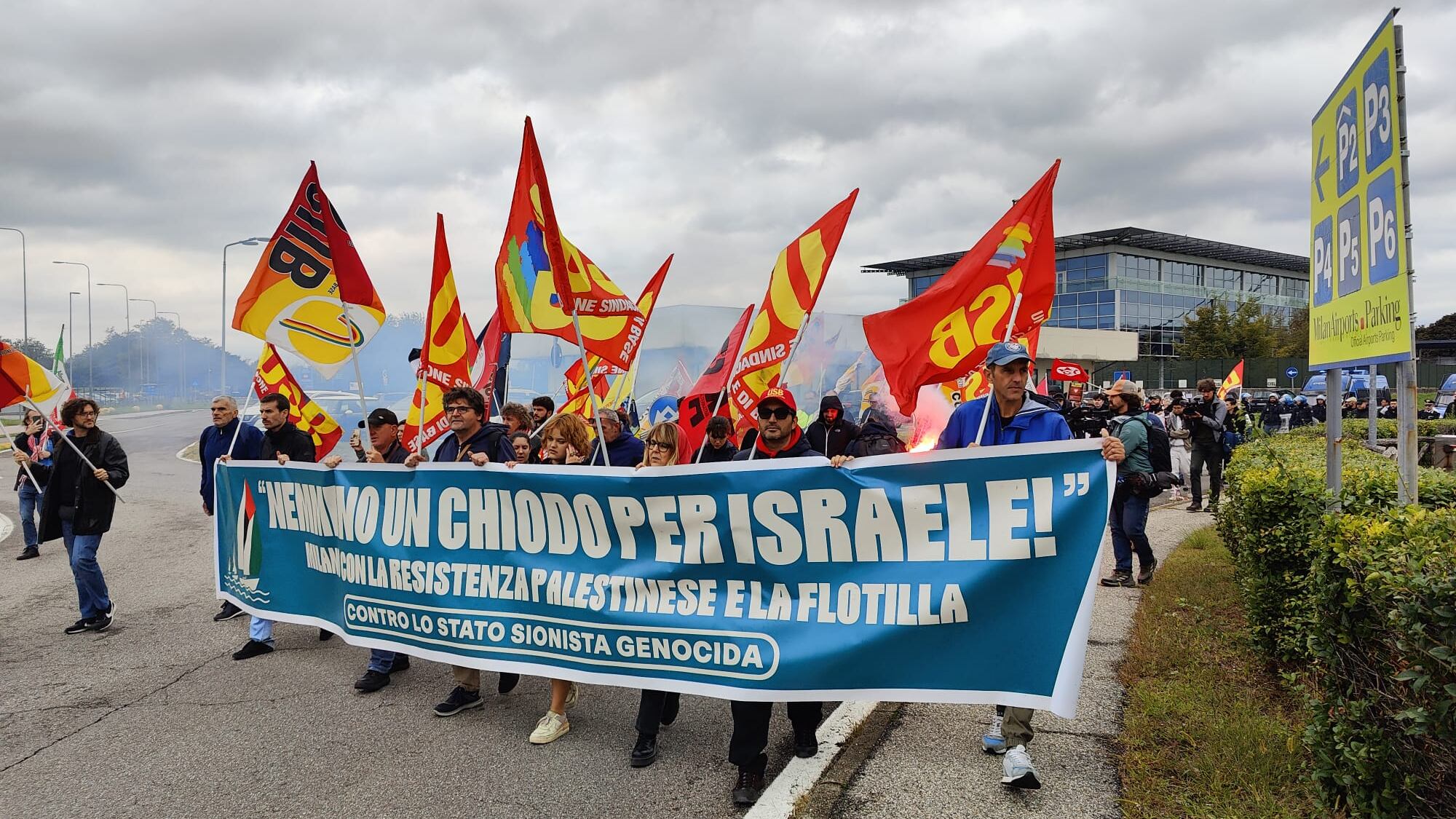 I pro Pal ci riprovano: "Blocchiamo Malpensa, facciamo l'intifada". Ma è un flop