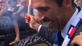 Buffon già re di Parigi: accende un fumogeno e fa festa con gli ultras