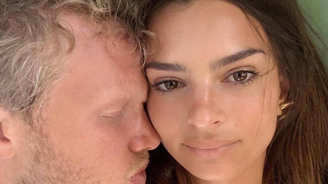 Emily Ratajkowski scatta un selfie con il marito, il web: “Bugiarda”