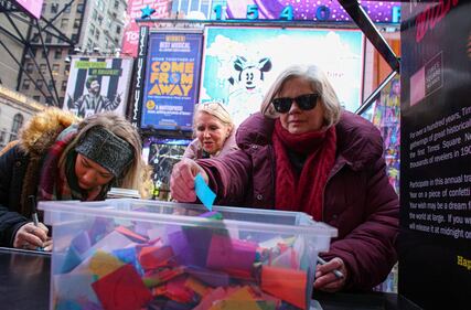New York, i coriandoli dei desideri per il capodanno a Times Square  8