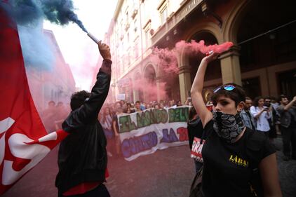 La "buona scuola" in piazza contro la riforma:  "Renzi puffarolo" 20
