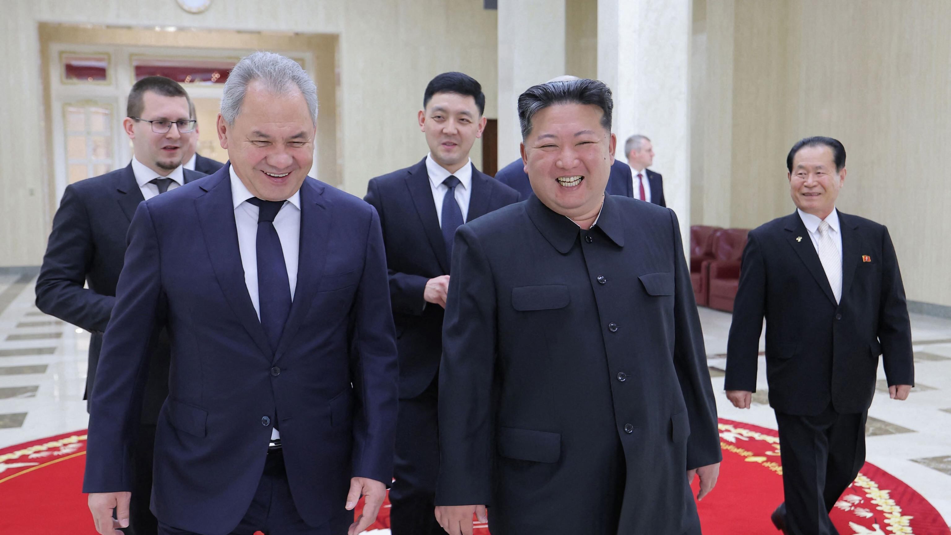 L'uomo di Putin vola da Kim. E Pyongyang testa un nuovo sistema anti aereo (da usare in Ucraina)