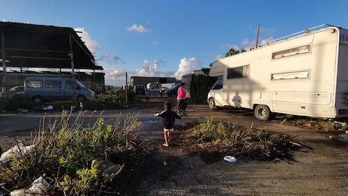 Accampati in un'ex fabbrica i rom sgomberati a Giugliano  8