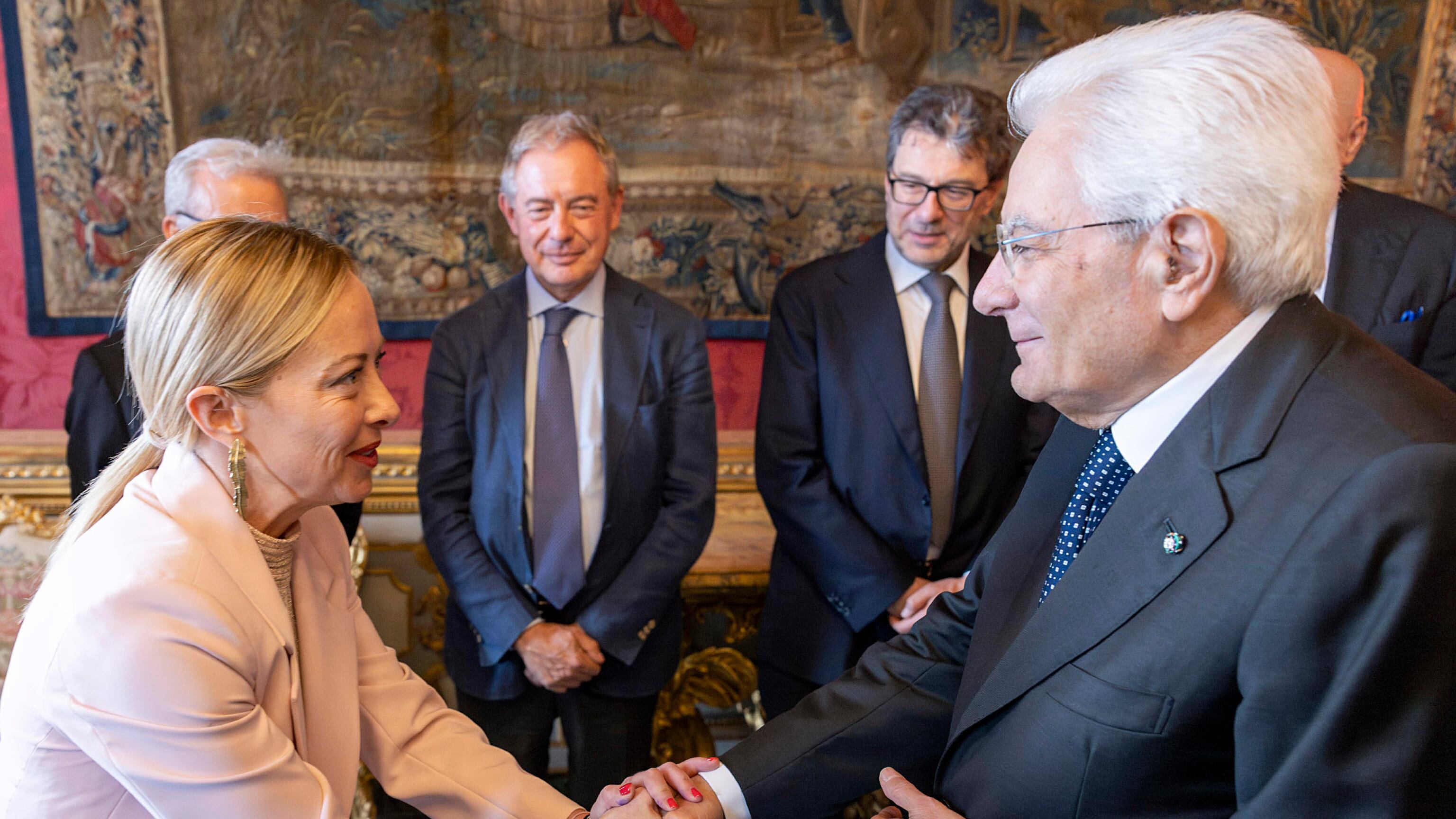 Mattarella congela la rivolta. "No alle guerre di religione"