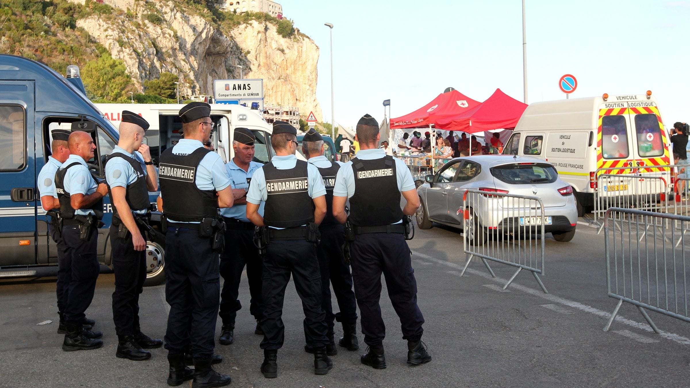 "Insulti, minacce e abusi". È una vergogna tutta francese