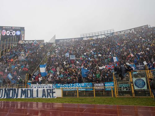 Bologna, i cori degli ultrà fanno interrompere "Caruso" di Dalla