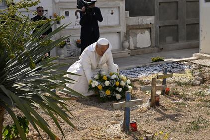Il papa in preghiera al cimitero dei migranti a Lampedusa - Foto 1