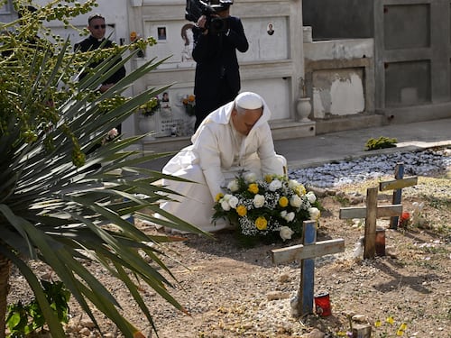 Il papa in preghiera al cimitero dei migranti a Lampedusa