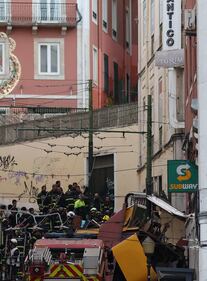 Paura a Lisbona, deraglia funicolare 7