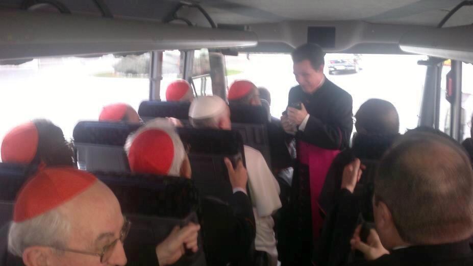 Papa in bus, imbarazzati i prelati in Suv