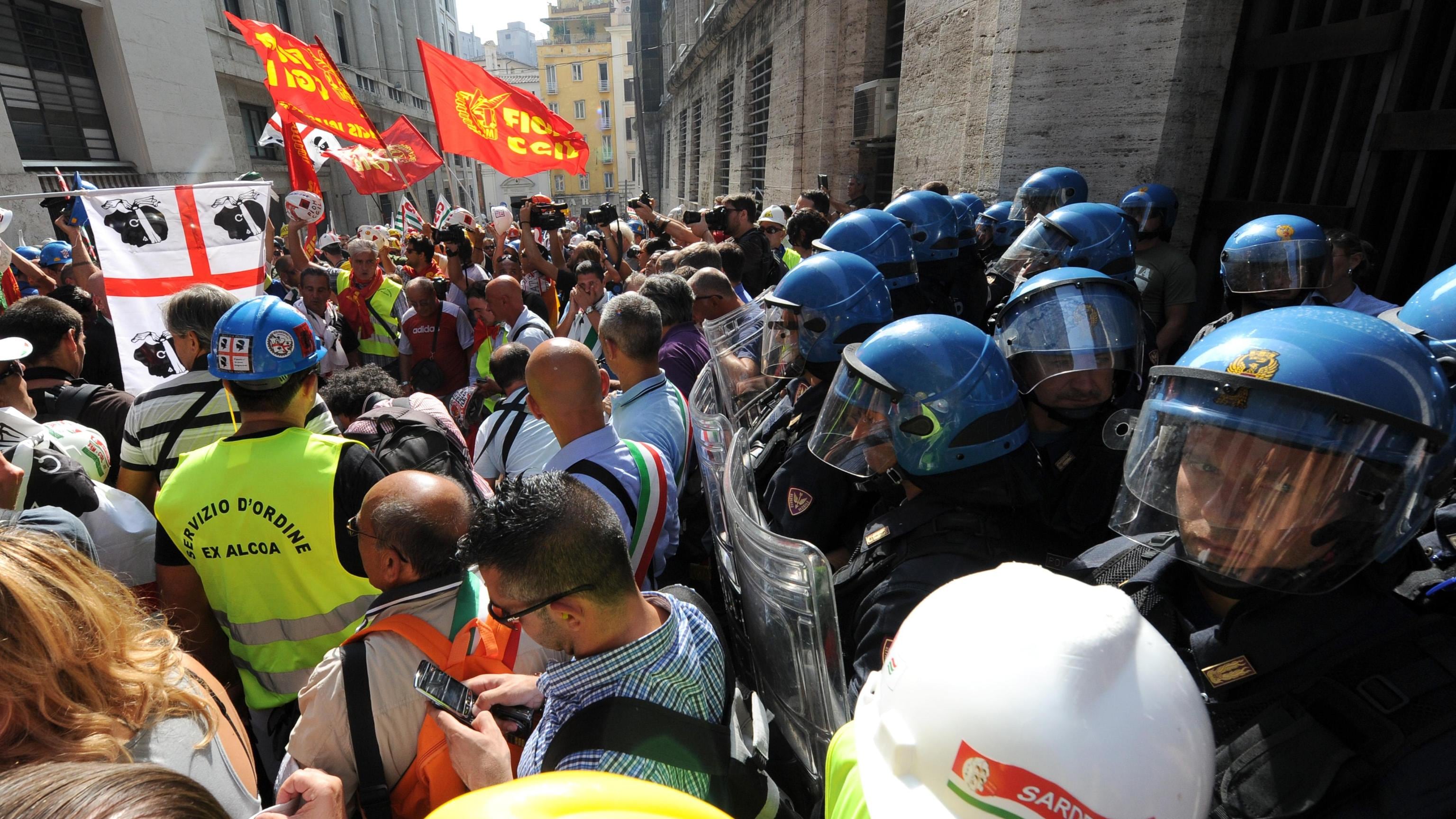 Alcoa, ancora proteste: occupato un traghetto