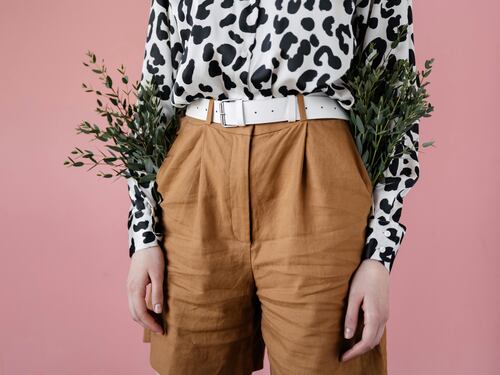 Camicia, quali sono le fantasie più adatte alle over 60 e come abbinarle