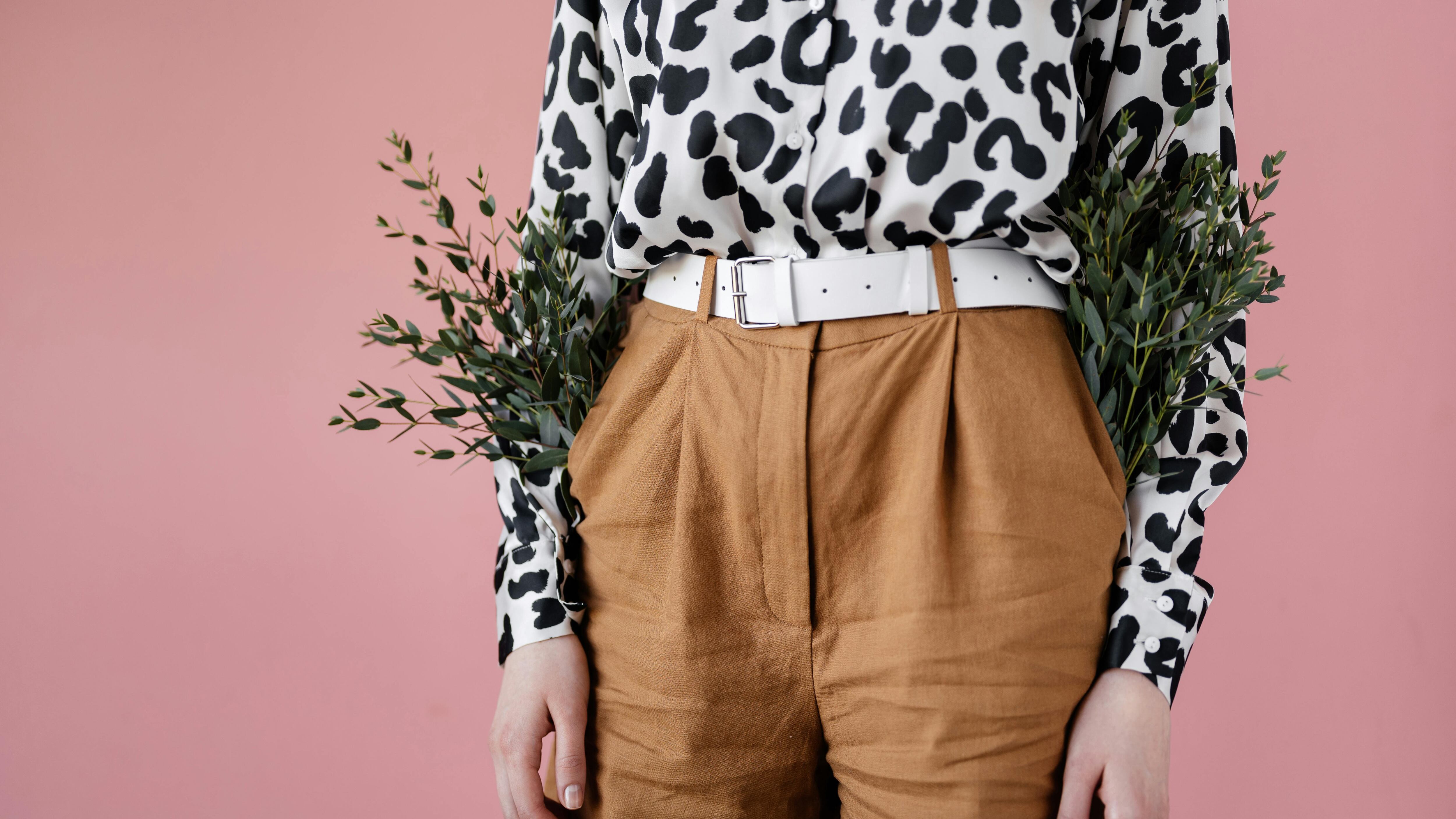 Camicia, quali sono le fantasie più adatte alle over 60 e come abbinarle