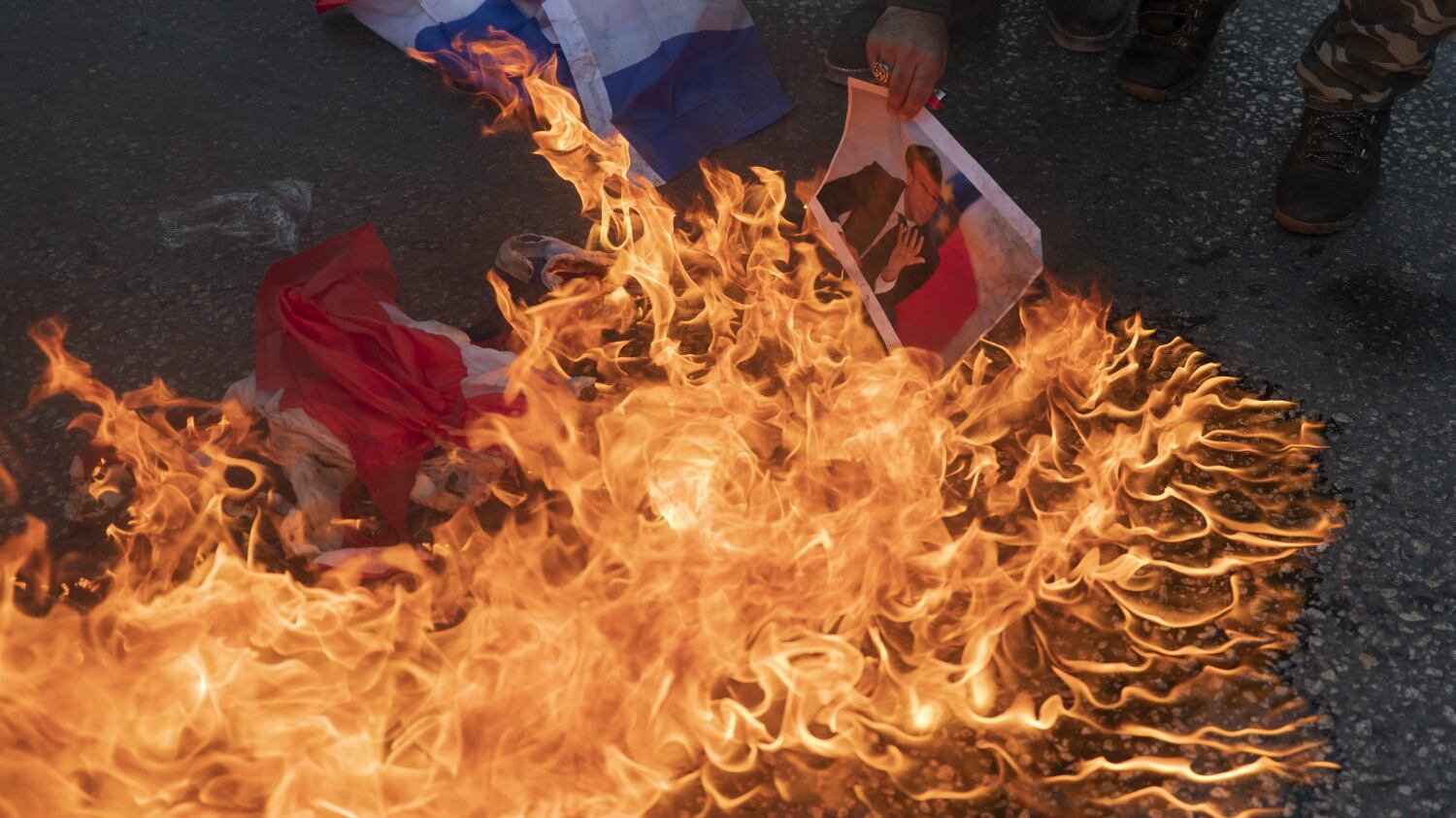 Il mondo islamico contro la Francia. Proteste dall'Indonesia al Kuwait