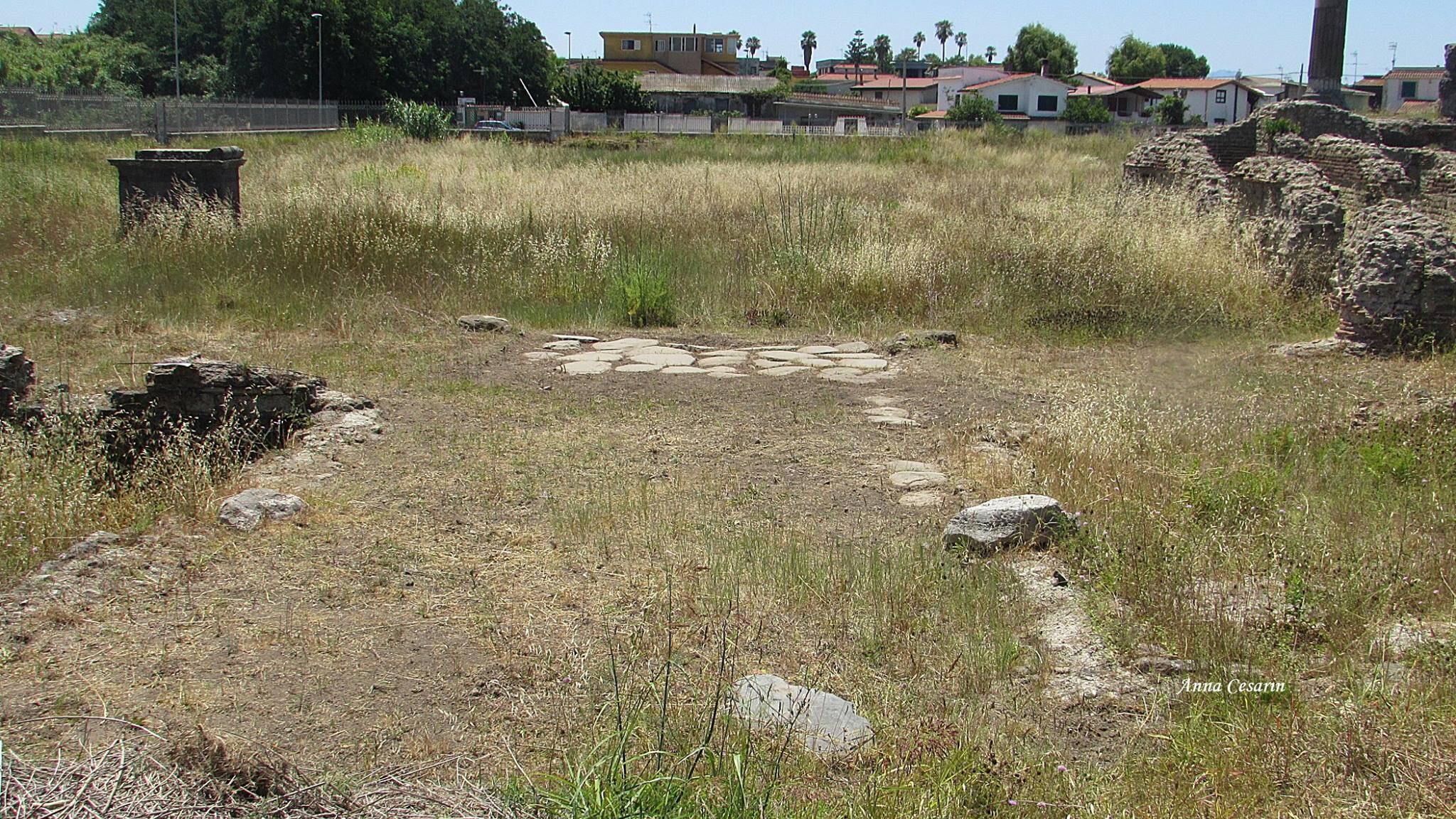 Vandali nel sito archeologico di Liternum: distrutto calidarium delle Terme