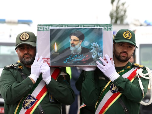 Teheran seppellisce Raisi. Il potere è già dei Pasdaran