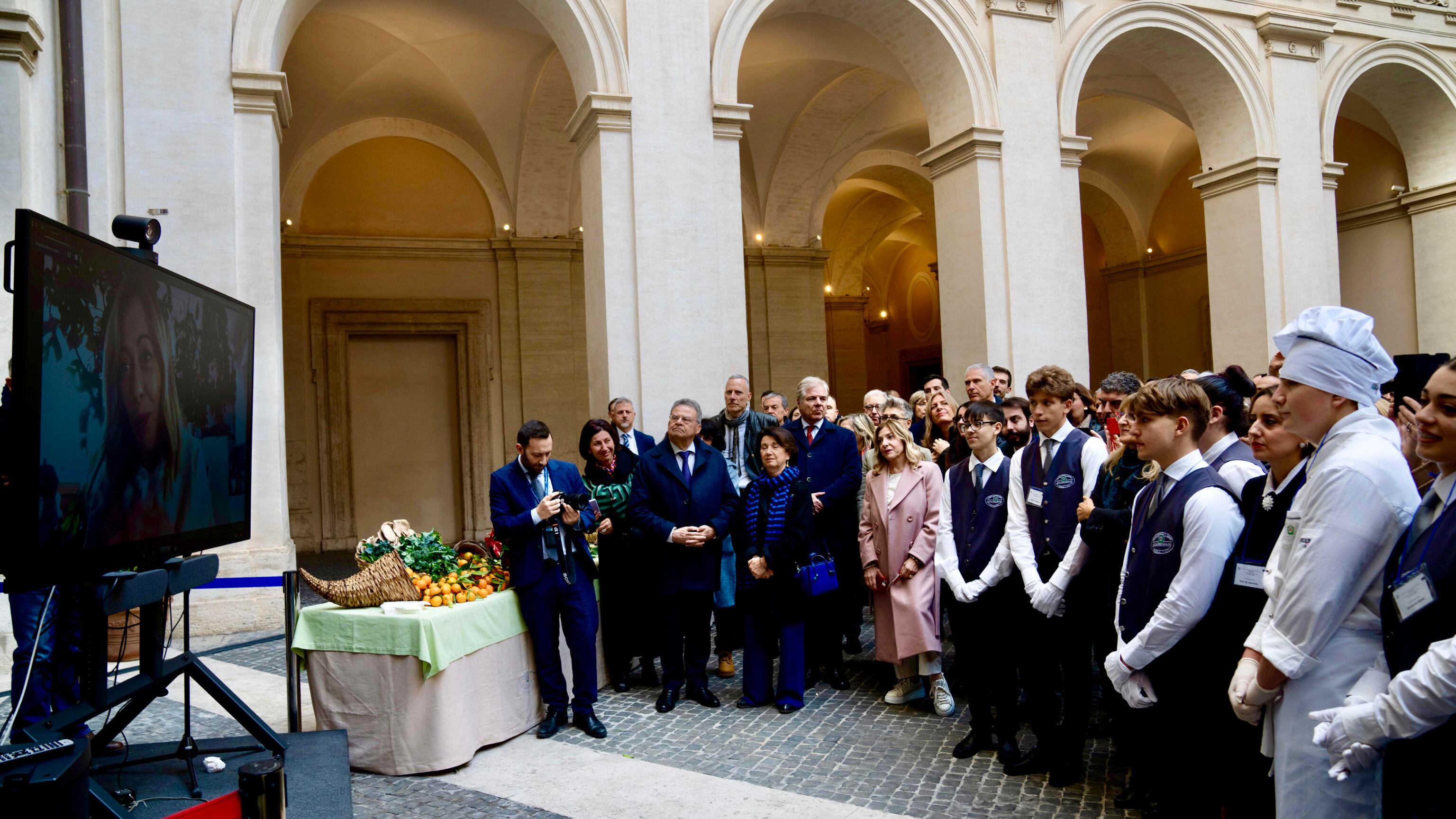 Meloni ai dipendenti: "Sono fiera di voi. L'Italia è la nostra azienda di famiglia"