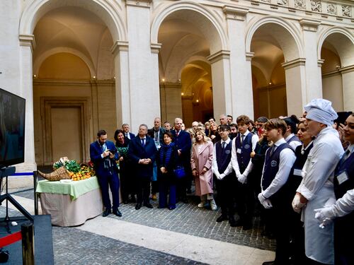 Meloni ai dipendenti: "Sono fiera di voi. L'Italia è la nostra azienda di famiglia"