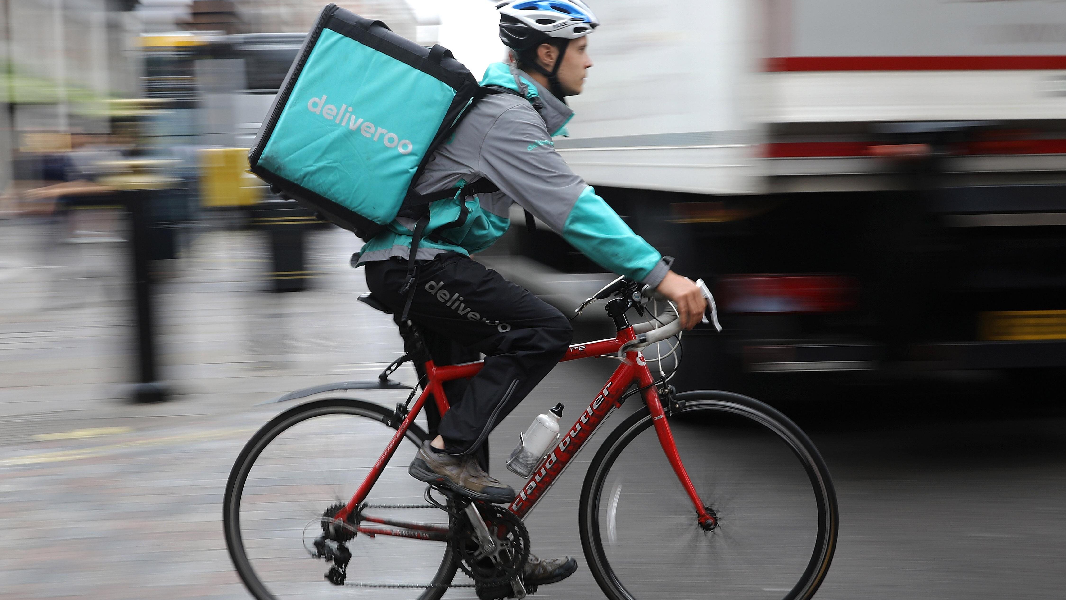 Deliveroo commissariata: "Sfrutta i rider, paghe inferiori al 90% rispetto alla soglia di povertà"