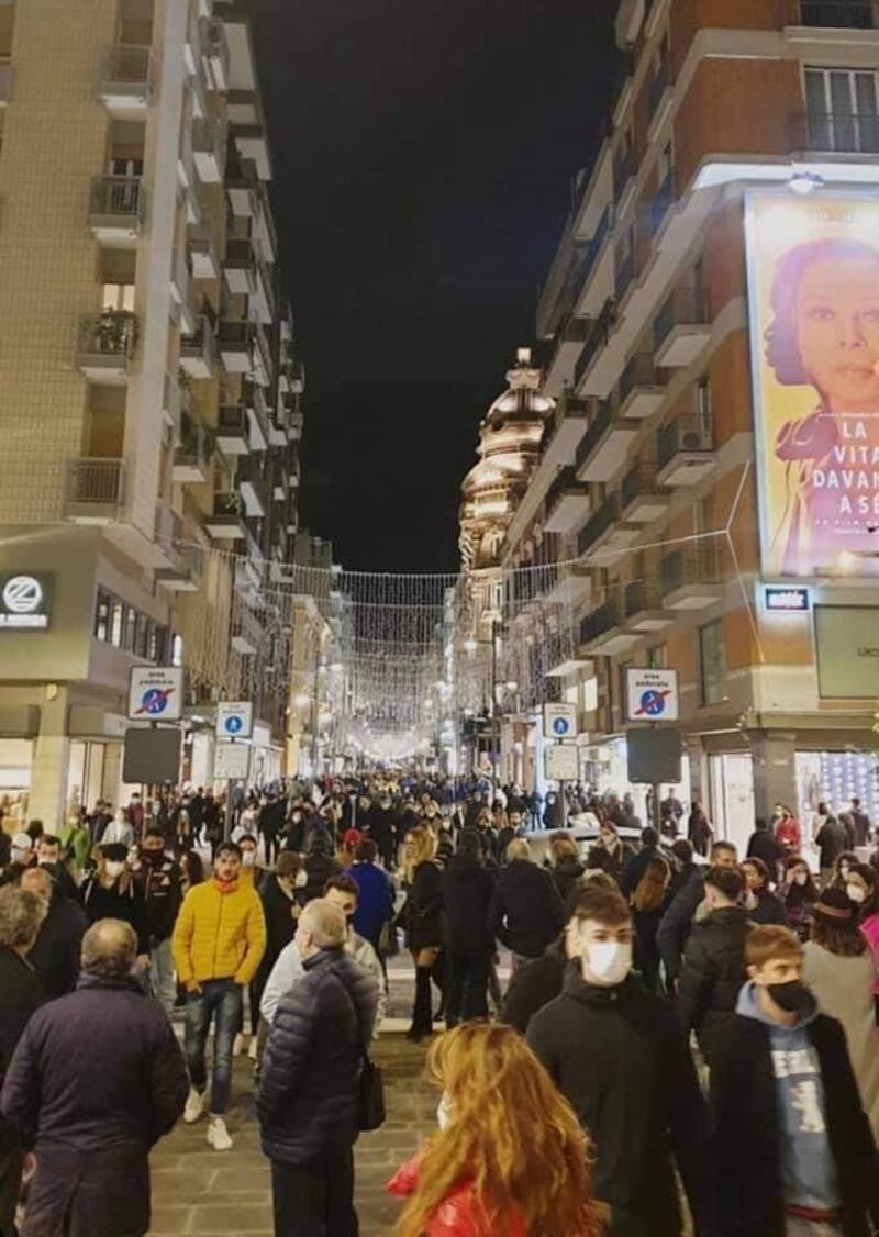 Bari, il centro affollato nel giorno di festa 3