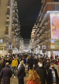 Bari, il centro affollato nel giorno di festa 3