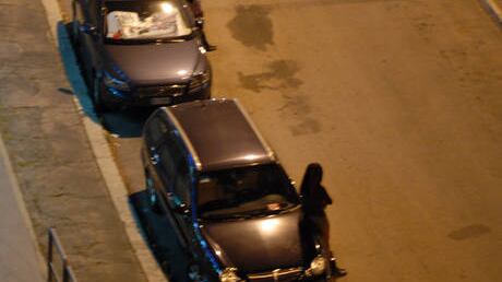 Roma, le prostitute "costrette a mangiare cuori di gallo e a partecipare a riti vodoo"