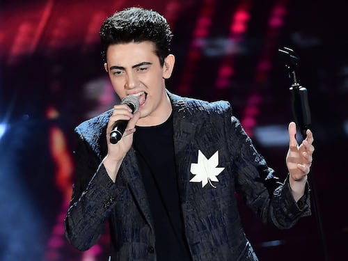 Michele Bravi torna ad esibirsi dopo l'incidente che gli ha cambiato la vita