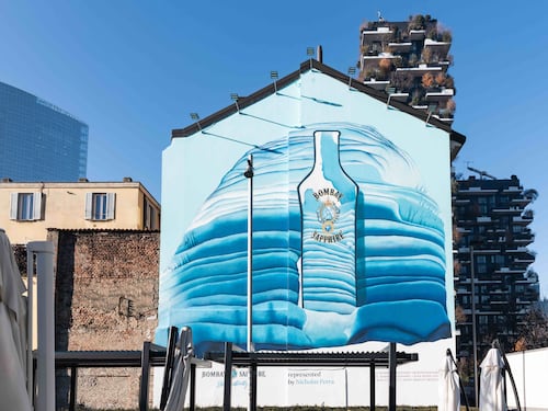 Street artist colorano Milano del "Blu" Bombay Sapphire
