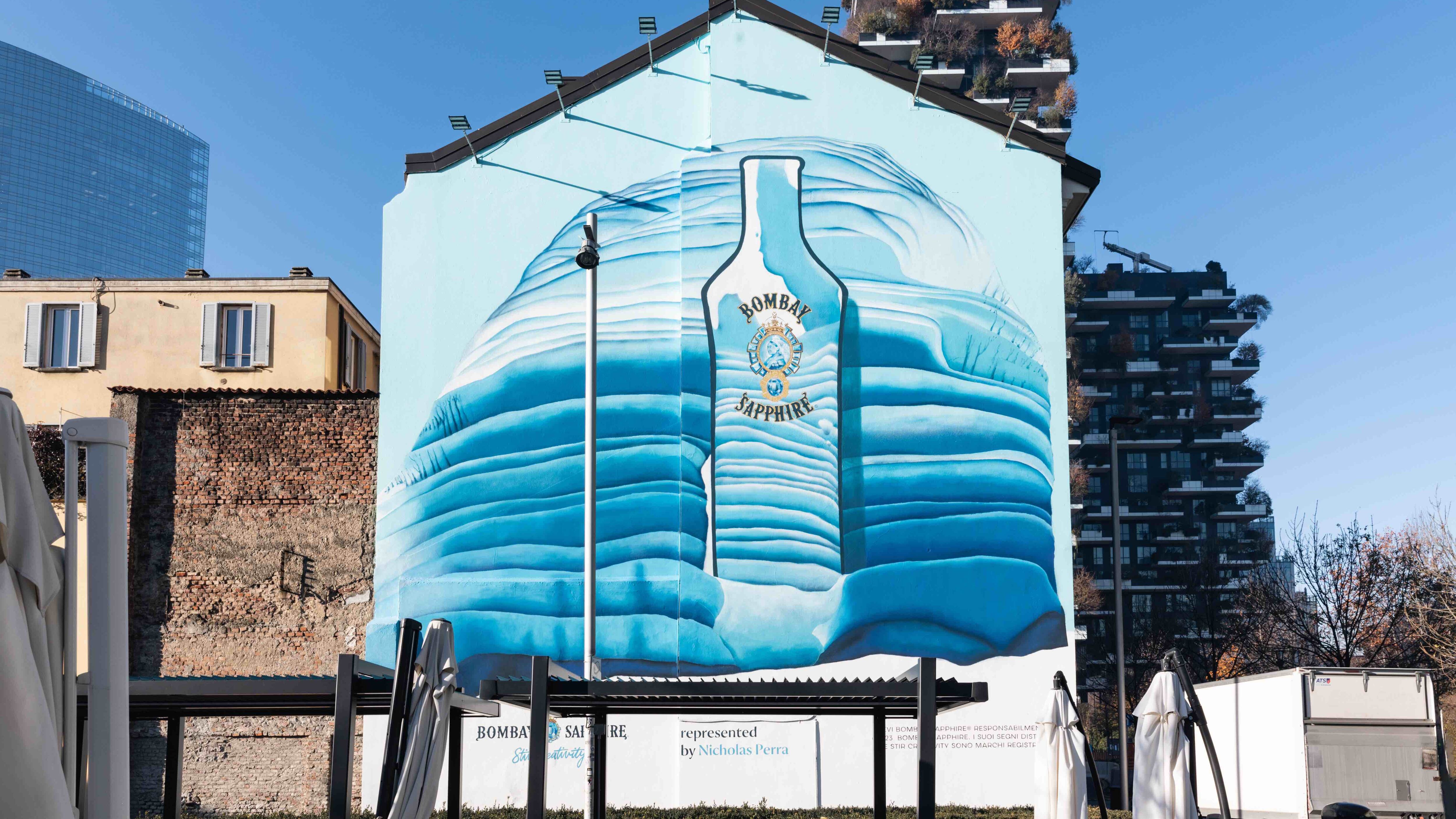 Street artist colorano Milano del "Blu" Bombay Sapphire